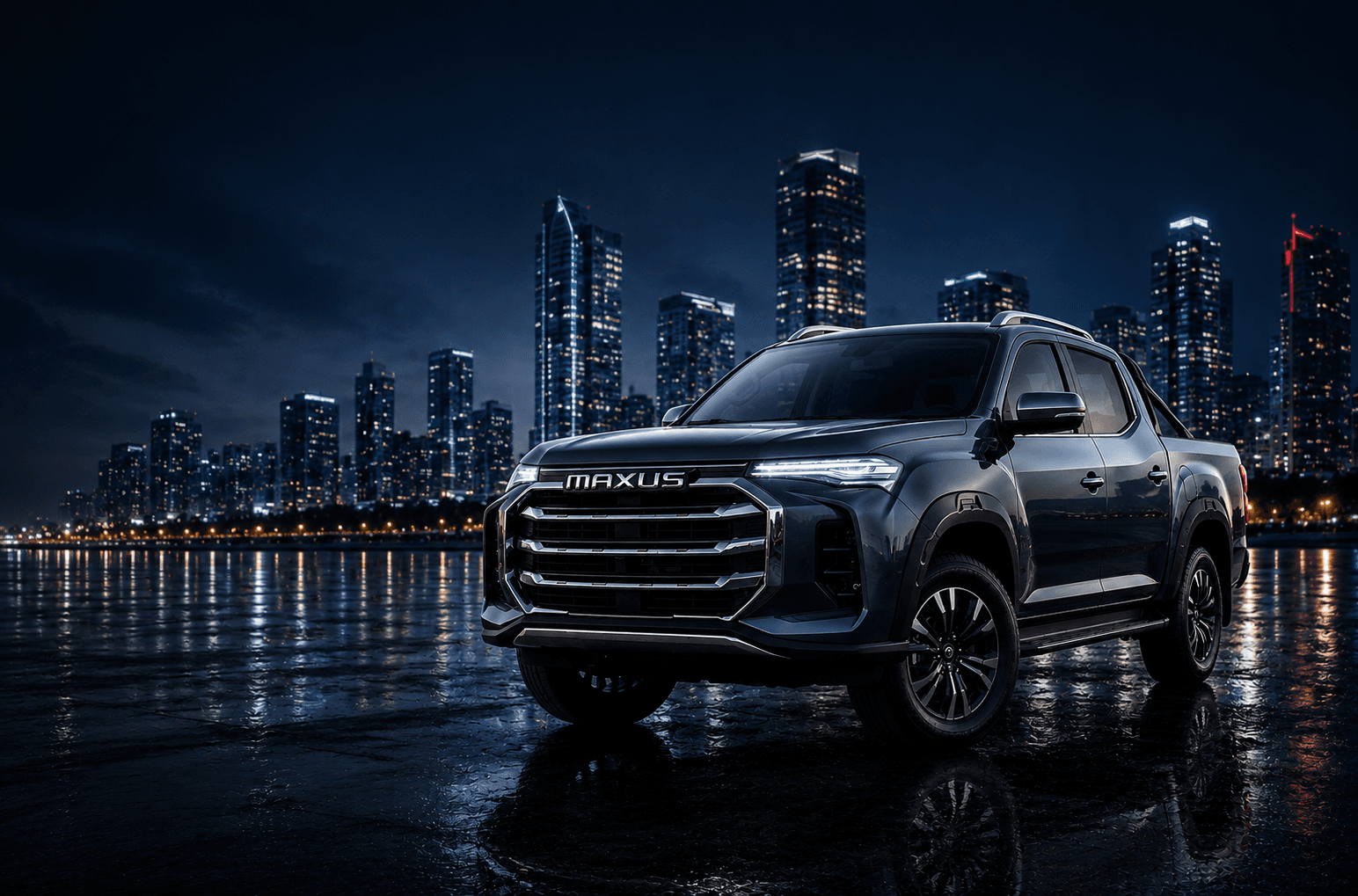 Camioneta Maxus T90 gris frente a una ciudad iluminada de noche